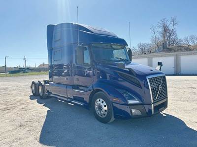 Volvo VNL860 Sleeper Semi Truck - D13 40000HP