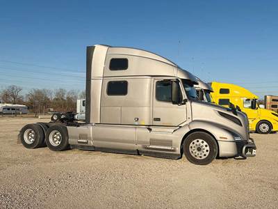 Volvo VNL860 Sleeper Semi Truck - D13 425HP