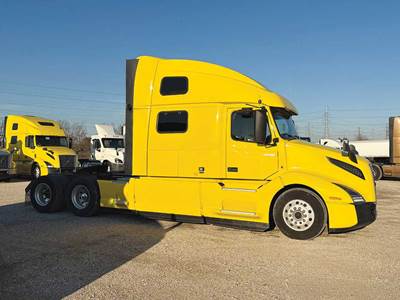 Volvo VNL860 Sleeper Semi Truck - D13 425HP