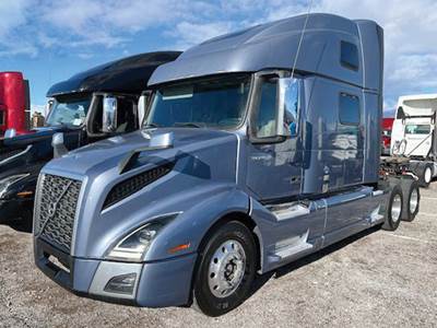 Volvo VNL860 Sleeper Semi Truck - D13 455HP
