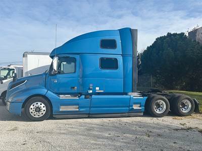 Volvo VNL860 Sleeper Semi Truck - D13 455HP