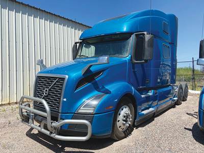 Volvo VNL860 Sleeper Semi Truck - D13 425HP
