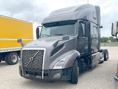 Volvo VNL860 Sleeper Semi Truck - D13 425HP