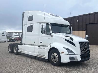 Volvo VNL860 Sleeper Semi Truck - D13 455HP