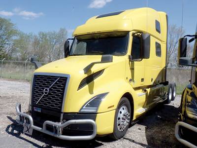 Volvo VNL860 Sleeper Semi Truck - D13 425HP