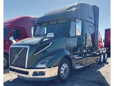Volvo VNL860 Sleeper Semi Truck - D13 455HP
