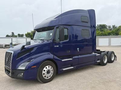 Volvo VNL860 Sleeper Semi Truck - D13 425HP