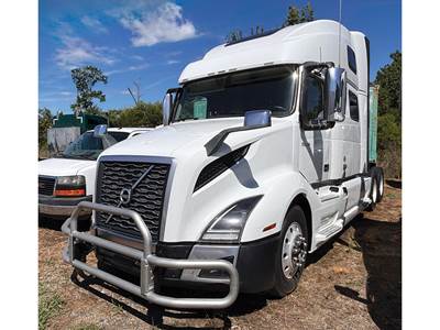 Volvo VNL860 Sleeper Semi Truck - D13 425HP