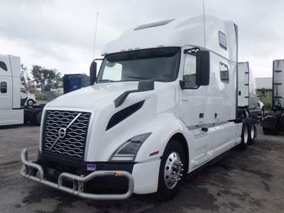 Volvo VNL860 Sleeper Semi Truck - D13 425HP