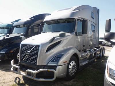 Volvo VNL860 Sleeper Semi Truck - D13 425HP