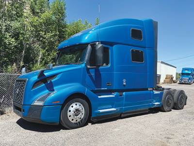 Volvo VNL860 Sleeper Semi Truck - D13 425HP