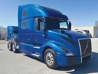 Volvo VNL860 Sleeper Semi Truck - D13 425HP