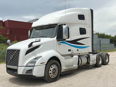 Volvo VNL860 Sleeper Semi Truck - D13 455HP