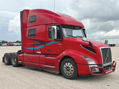 Volvo VNL860 Sleeper Semi Truck - D13 425HP