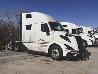 Volvo VNL860 Sleeper Semi Truck - D13TC 455HP