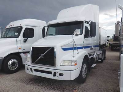 Volvo VNM430 Sleeper Semi Truck - D13 425HP