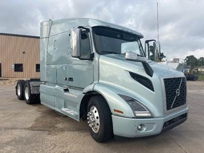 Volvo VNR 640 Sleeper Semi Truck - D13 455HP