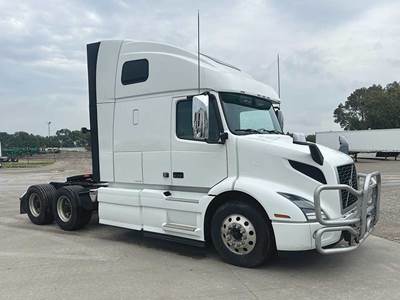 Volvo VNR 660 Sleeper Semi Truck - D13 455HP