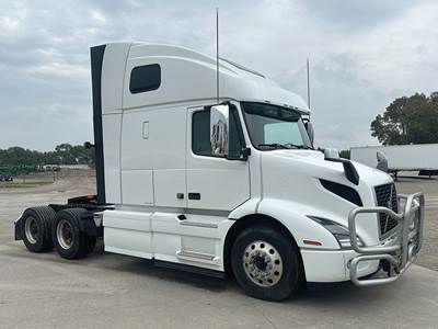 Volvo VNR 660 Sleeper Semi Truck - D13 455HP