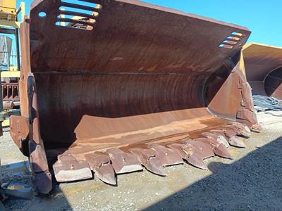 Komatsu WA900L-3 Spade Nose Bucket