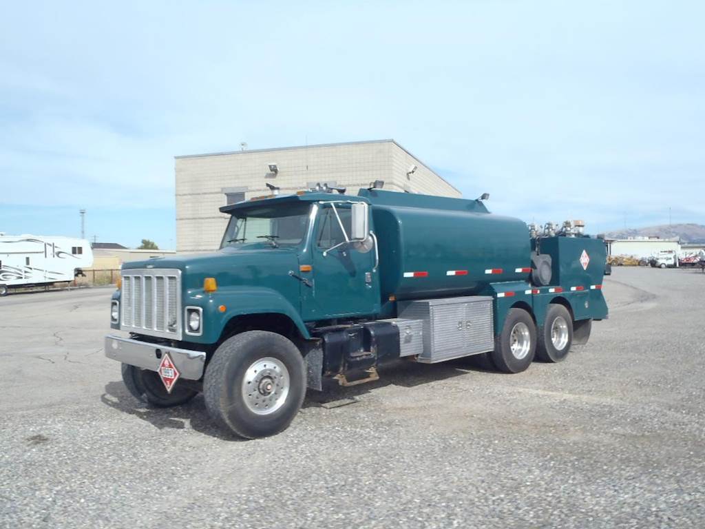 1995 International 2574 Fuel & Lube Truck