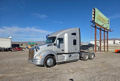 2015 Kenworth T680 Sleeper Semi Truck