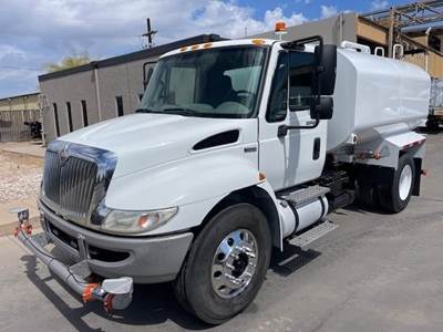 International DuraStar 4300 2500 Gallon Water Truck - Automatic