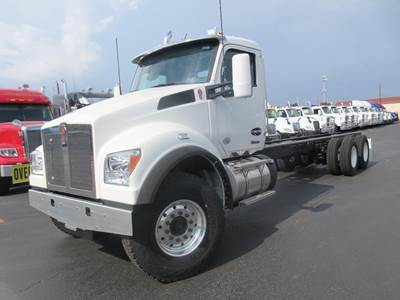 Kenworth T880 Tandem Axle Cab & Chassis Truck - Paccar, 455HP, 6 Speed Allison Rds Automatic