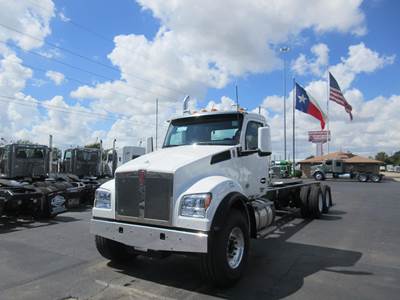 Kenworth T880 Tandem Axle Cab & Chassis Truck - Paccar, 455HP, 6 Speed Allison Rds Automatic