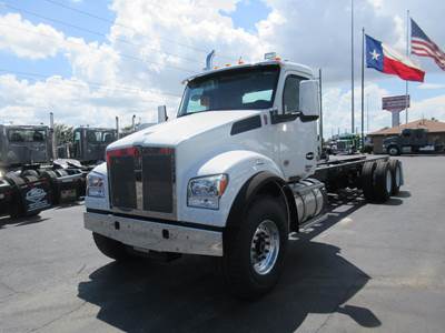 Kenworth T880 Tandem Axle Cab & Chassis Truck - Paccar, 455HP, 6 Speed Allison Rds Automatic