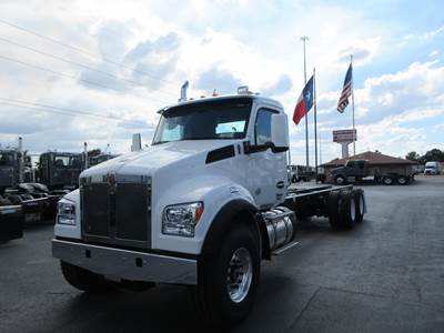 Kenworth T880 Tandem Axle Cab & Chassis Truck - Paccar, 455HP, 6 Speed Allison Rds Automatic