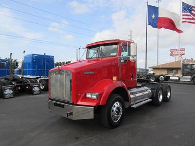 Kenworth T800 Day Cab Truck - Cummins 450HP, 10 Speed Ultrashift Automatic