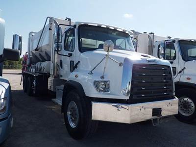 Freightliner 114SD Tri Axle Mixer / Ready Mix / Concrete Truck - Cummins, 370HP, 6 Speed Allison Rds Automatic
