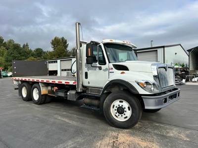 International WorkStar 7500 Tandem Axle 20 ft Flatbed Truck - 350HP, 13 Speed Manual, Liftgate