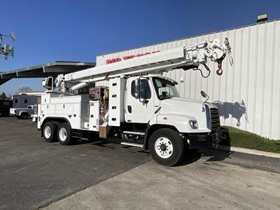 Freightliner 114SD Tandem Axle Tracked Digger Derrick - Automatic, 2016 ALTEC D4065BTR Digger Derrick