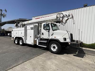 Freightliner 114SD Tandem Axle Tracked Digger Derrick - Automatic, 2013 ALTEC D3060ATR Digger Derrick