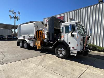 Peterbilt 520 Tandem Axle Garbage Truck - Cummins, Automatic