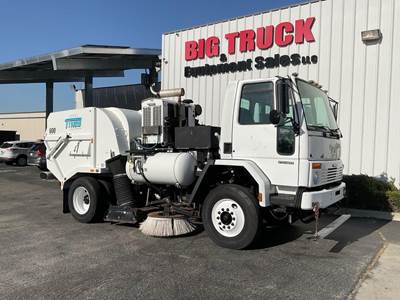 Freightliner FC80 Sweeper Truck - Cummins, 200HP, Automatic