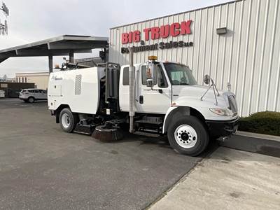 International DuraStar 4300 Sweeper Truck - MAXXFORCE DT, 230HP, Automatic