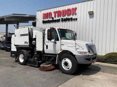 International DuraStar 4300 Sweeper Truck - MAXXFORCE 7, 240HP, Automatic