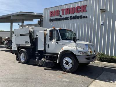 International DuraStar 4300 Sweeper Truck - MAXXFORCE DT, 215HP, Automatic