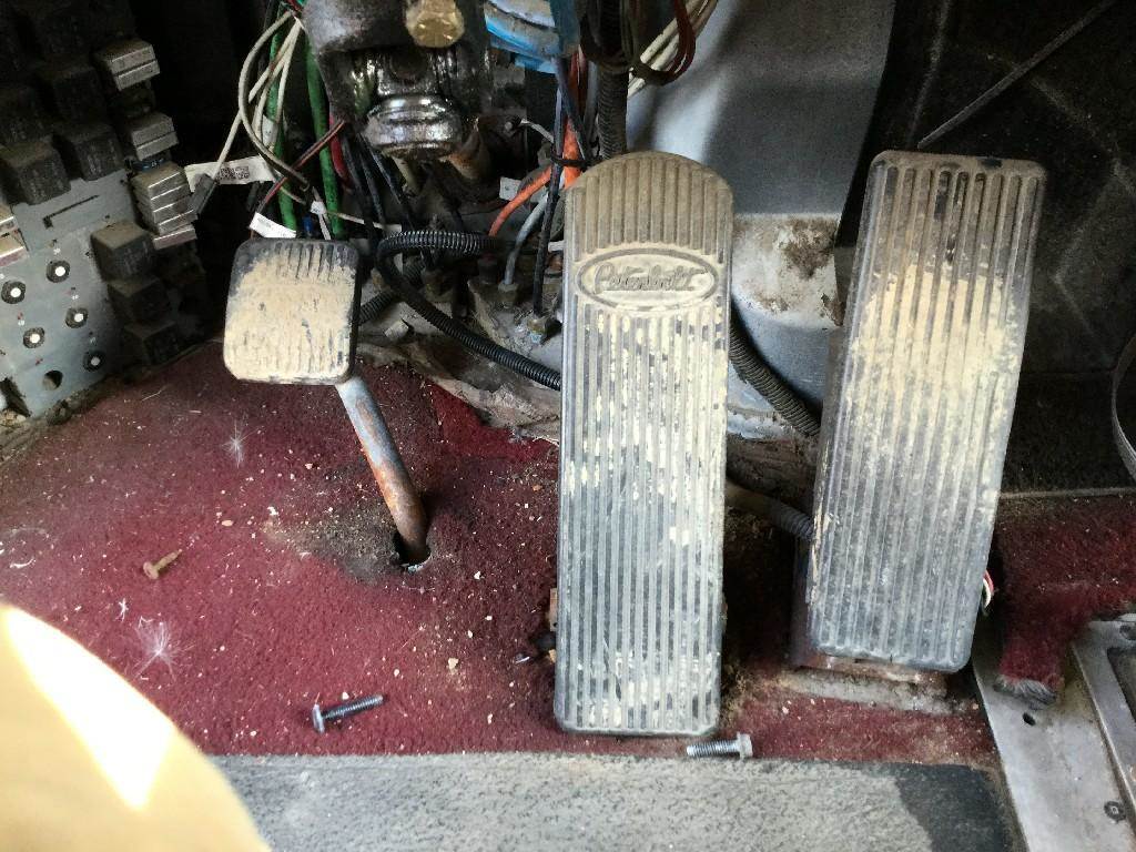 Peterbilt 379EXHD Pedal for a 2000 Peterbilt 379EXT For Sale Jackson