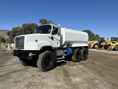 2002 International Paystar 5600 4000 Gallon Water Truck - Caterpillar 370HP, 13 Speed Manual