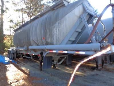 1985 Fruehauf 1530 CU FT Dry Bulk / Pneumatic Tank Trailer