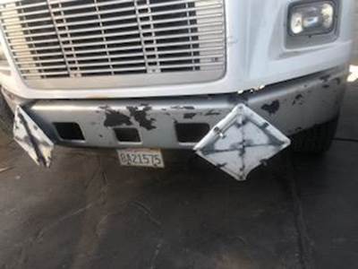 Good Used Front Bumper Assembly For A 2000 Freightliner FL70