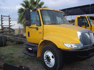 International DuraStar 4300 Cab & Chassis Truck