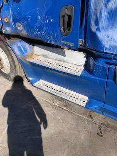 Used Driver Side FAiring With A Few scrAtches For A 2015 Freightliner CAscAdiA