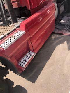Good Used PAssenger Side TAnk FAiring With Steps For A 2014 Volvo VNL64T