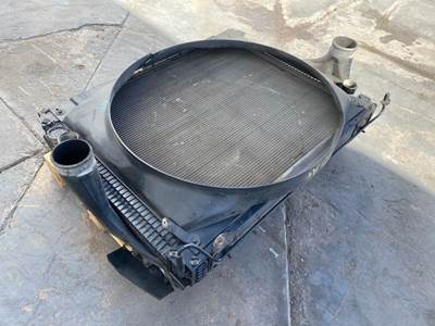 CoolIng PAck With A crAck In The Shroud Off Of A 2002 FreightlIner Century ClAss