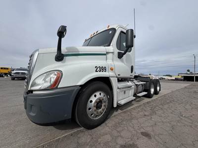Freightliner Cascadia 125 Day Cab Truck - Detroit 350HP, 10 Speed Manual